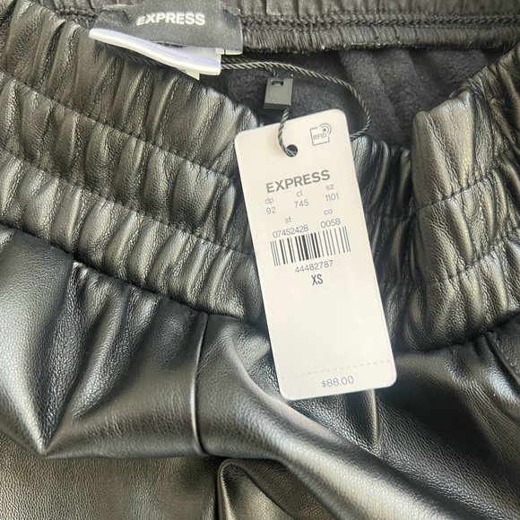 NWT Express high waisted, elastic waist faux leather seamed joggers size XS - Picture 4 of 5